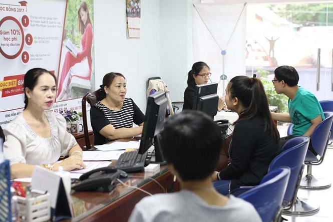 Thí sinh nộp hồ sơ nhập học ở một trường cao đẳng tại TP.HCM /// Ảnh: N.D