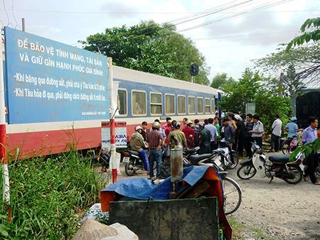 Một thanh niên va vào tàu hỏa khi băng qua đường sắt