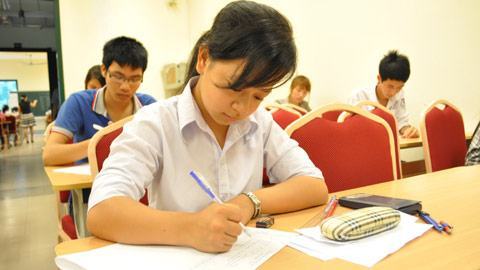 Một thí sinh bị “đối thủ” xé bài thi