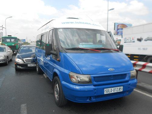 Một xe thắng gấp, 4 xe gặp họa trên cầu Sài Gòn