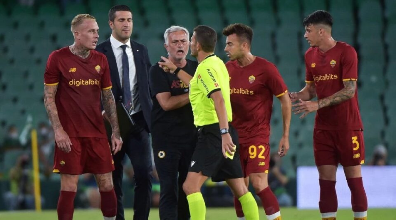 Mourinho cay cú đấu trọng tài, Roma lãnh đủ