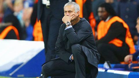Khoảnh khắc suy tư của Mourinho ở trận đấu đêm qua