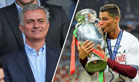 Mourinho muối mặt xin lỗi Ronaldo, MU ăn quả đắng
