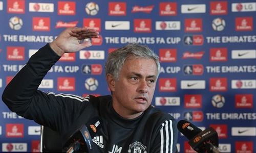 Mourinho nói liên tục 12 phút để bảo vệ bản thân