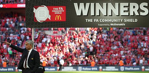 mourinho-tri-an-van-gaal-khi-man-utd-doat-sieu-cup-anh