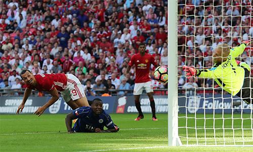 mourinho-tri-an-van-gaal-khi-man-utd-doat-sieu-cup-anh-1