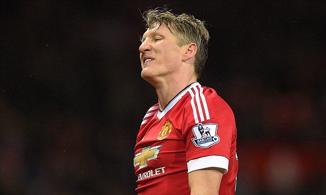 Mourinho trục xuất Schweinsteiger khỏi phòng thay đồ MU