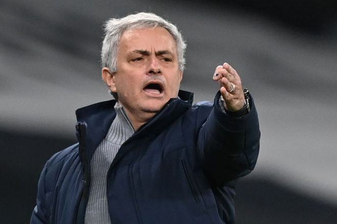 Mourinho vừa đấm vừa xoa cầu thủ Tottenham sau trận thua Liverpool