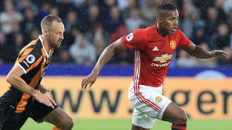 M.U mất hậu vệ phong độ cao cho trận derby