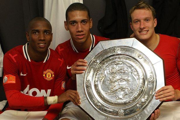 M.U muốn trói chân Young, Jones & Smalling