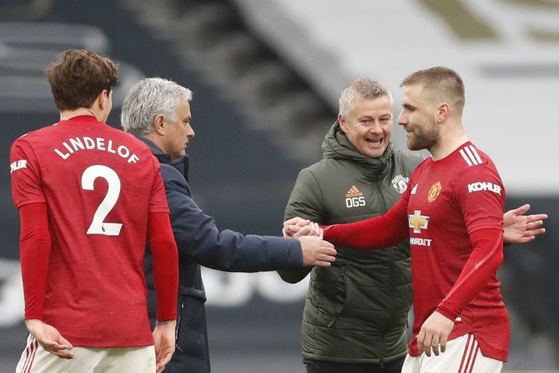 MU trọng thưởng cho Luke Shaw