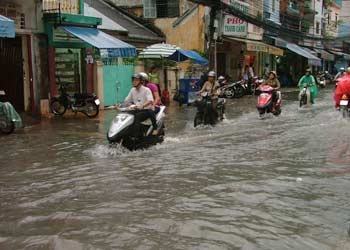 Cơn mưa kéo dài trong khoảng 30 phút làm nhiều tuyến đường ngập nặng. Ảnh: Kiên Cường.