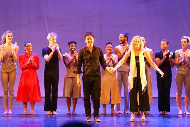 Hai biên đạo Lê Vũ Long và Gloria cùng các diễn viên chào khán giả cuối chương trình - Ảnh: Gia Tiến