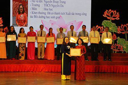 Khen thưởng giáo viên, học sinh trong “Mùa hoa dâng Bác”