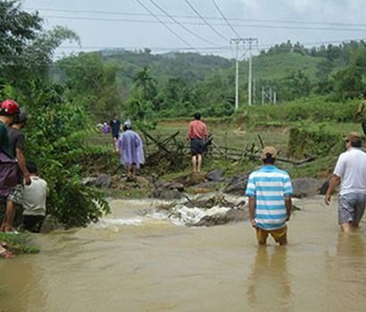 Mưa lớn, 1 nữ sinh bị nước cuốn tử vong