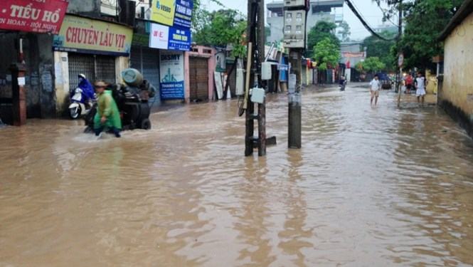 Mưa lớn, đường phố Hà Nội thành sông