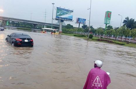 Mưa lớn, đường phố Hà Nội thành sông - ảnh 10