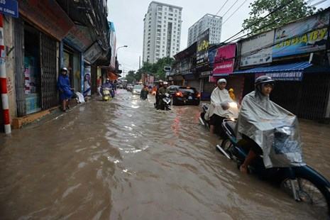 Mưa lớn, đường phố Hà Nội thành sông - ảnh 12