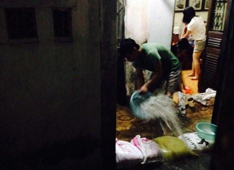 Mưa lớn, đường phố Hà Nội thành sông - ảnh 1