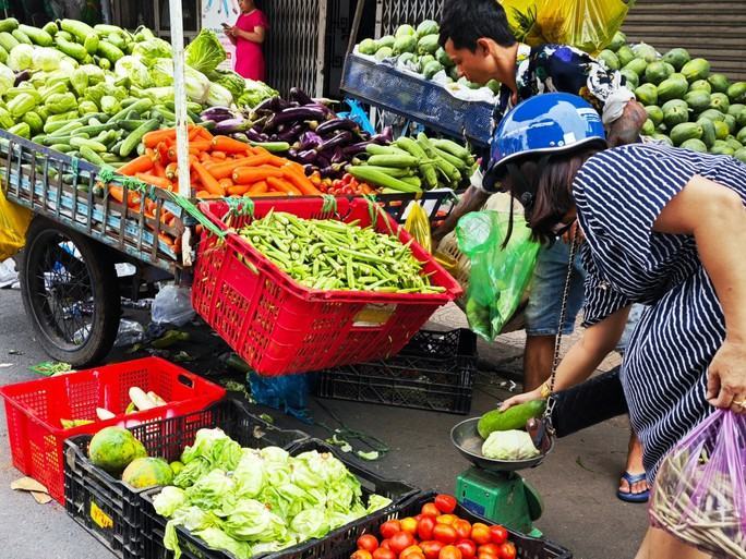 Mưa lớn liên tục, rau xanh bị hư hại, giá tăng - Ảnh 2.