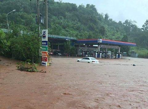 Mưa lớn, quốc lộ 1 chìm trong biển nước - ảnh 1