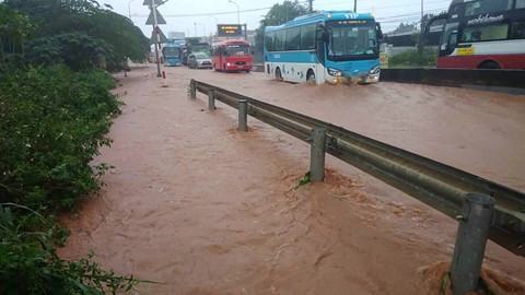 Mưa lớn, quốc lộ 1 chìm trong biển nước - ảnh 2