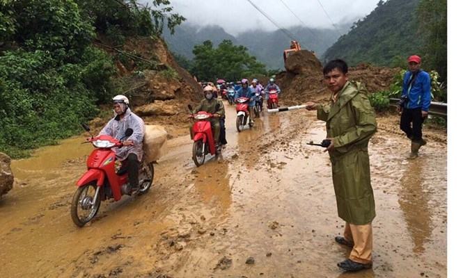 Cho đến 13 giờ 30 ngày 14.8 giao thông trên tuyến Quốc lộ 6 đã tạm thời thông tuyến do trước đó bị cô lập, ách tắc do sạt lở đất  /// Ảnh: Dương Minh