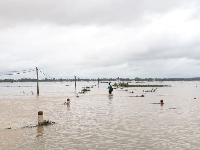 Mưa lũ cuốn trôi hơn 1.000 tỉ đồng