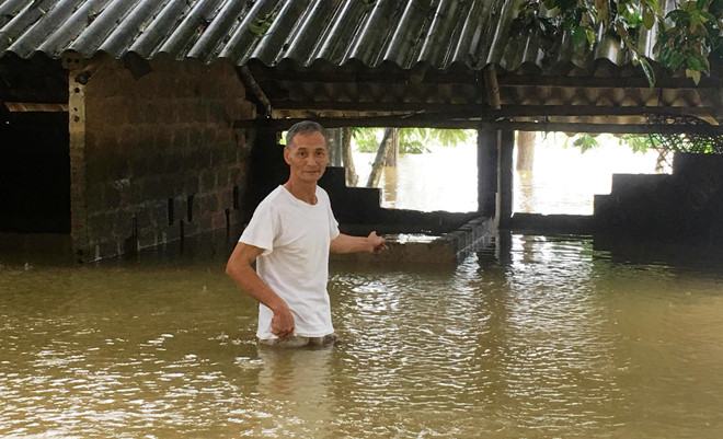 Mưa lũ dồn dập, miền Trung oằn mình  - ảnh 2