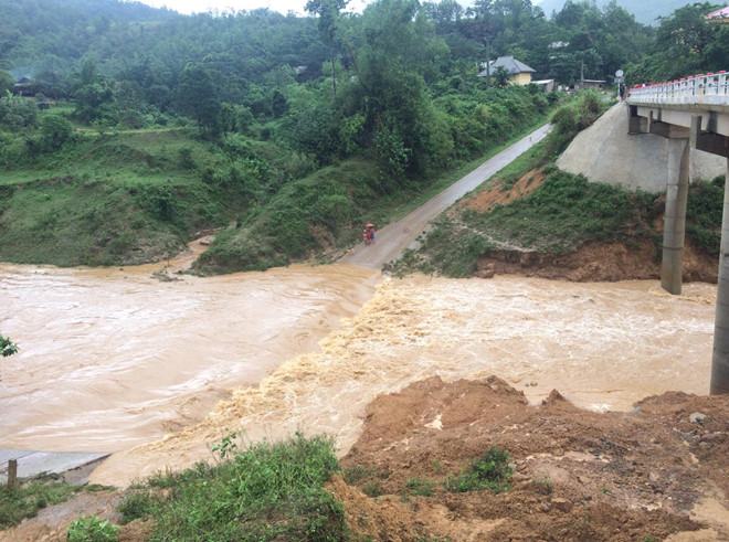 Mưa lũ dồn dập, miền Trung oằn mình 