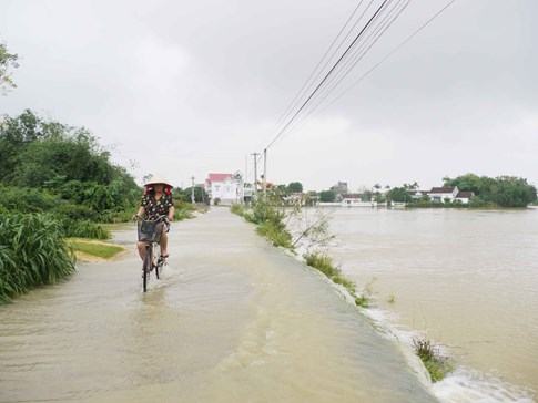 Mưa lũ miền Trung: Cứu bạn bị lũ cuốn, học sinh lớp 8 bị chết đuối - ảnh 2