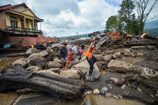 Mưa lũ, núi lửa hoành hành ở Indonesia