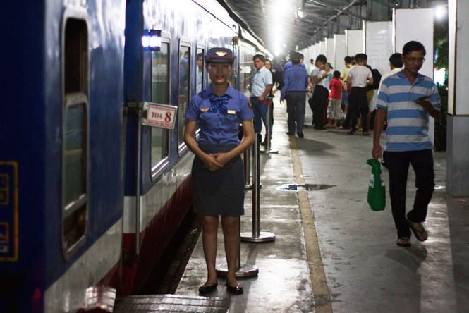 Mua vé tàu Tết Đinh Dậu 2017: Những điều hành khách buộc phải nhớ!