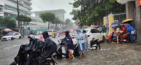 Học sinh Đà Nẵng nghỉ học do mưa lớn