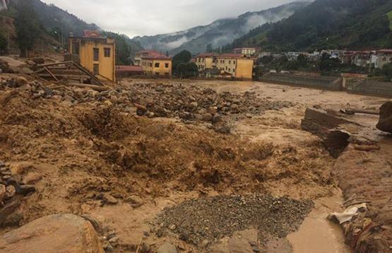 Chung tay ủng hộ đồng bào miền núi Tây Bắc