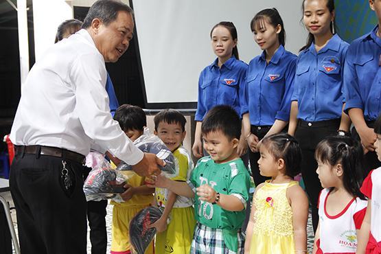 Trao tặng 100 mũ bảo hiểm cho học sinh