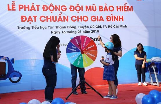 Học sinh được nghe chuyên gia y tế chia sẻ thông điệp an toàn giao thông