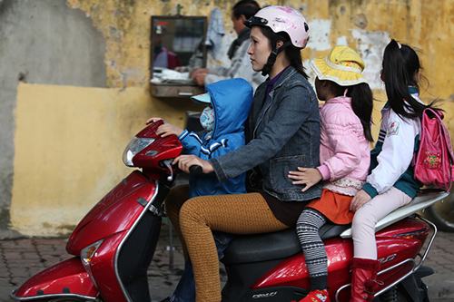 Phạt nghiêm cha mẹ khi học sinh không đội mũ bảo hiểm