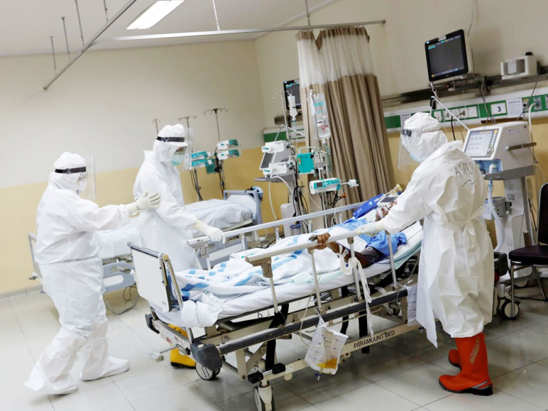 Bệnh nhân Covid-19 được điều trị tại Indonesia /// REUTERS