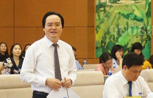 Bộ trưởng Phùng Xuân Nhạ giải trình trong phiên chất vấn ngày 24/9. Ảnh: Văn phòng Quốc hội.