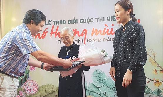 Cụ bà 90 tuổi nhận hai giải thưởng “Nhớ thương mùi Tết”