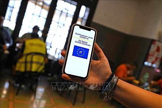 Muôn kiểu gian lận né tiêm vaccine Covid-19