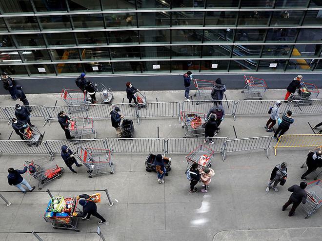 Các khách hàng giữ khoảng cách an toàn khi xếp hàng trước siêu thị Target ở TP.New York  /// Ảnh: Reuters