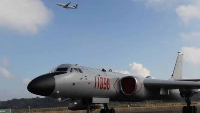 Máy bay ném bom chiến lược H-6K của không quân Trung Quốc /// Reuters