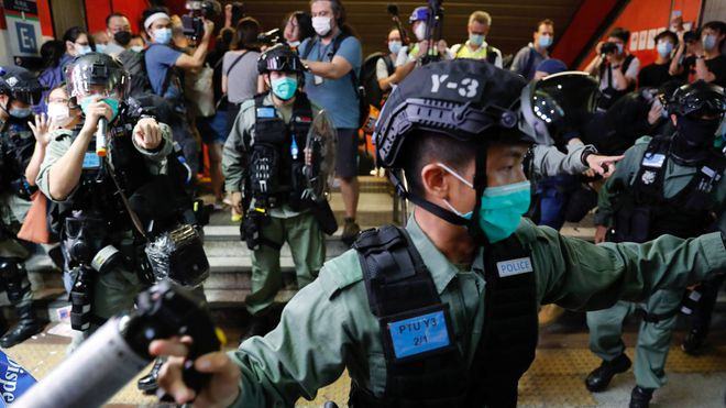Cảnh sát ngăn chặn người biểu tình tại Hồng Kông /// Reuters