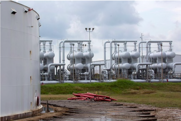 Các thùng chứa xăng dầu trong kho dự trữ của Mỹ. (Ảnh: Reuters)