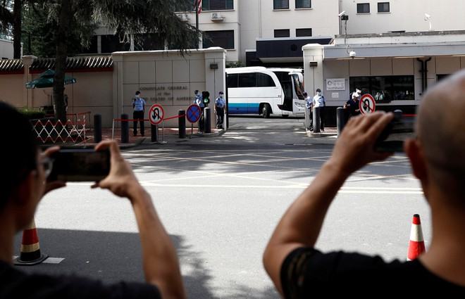 Người dân chụp ảnh bên ngoài Lãnh sự quán Mỹ tại thành phố Thành Đô ngày 26.7 /// Reuters