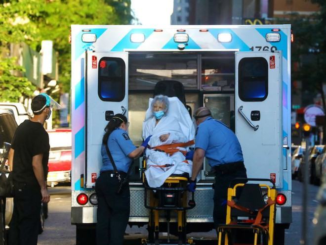 Một bệnh nhân Covid-19 được đưa đến bệnh viện tại TP.New York, Mỹ	 /// Reuters
