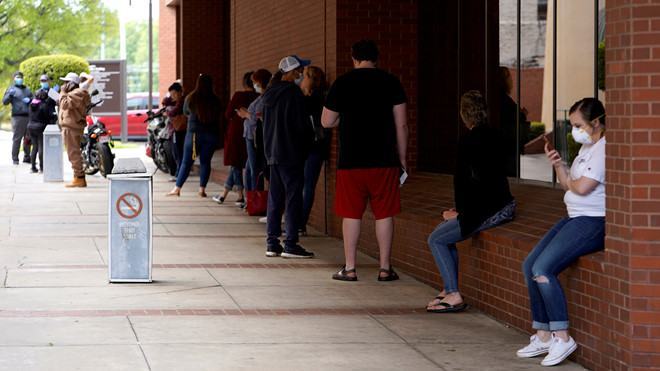 Người lao động mất việc đi khai báo thất nghiệp ở bang Arkansas, Mỹ /// Reuters