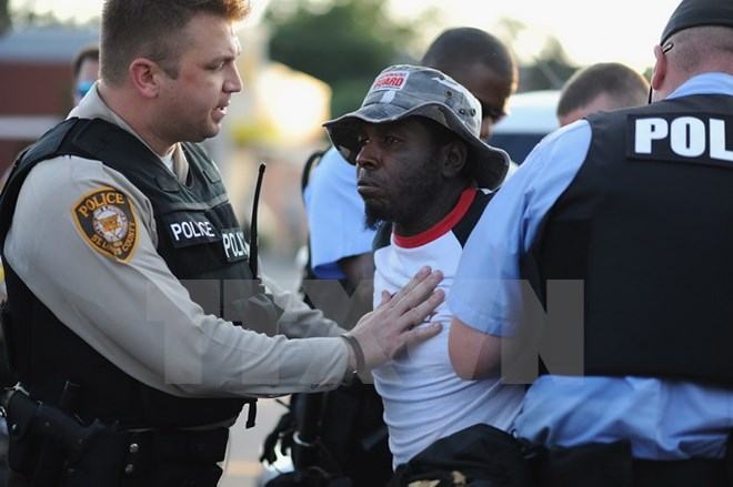 Mỹ: Nhầm súng thật là súng điện, một cảnh sát bắn chết người